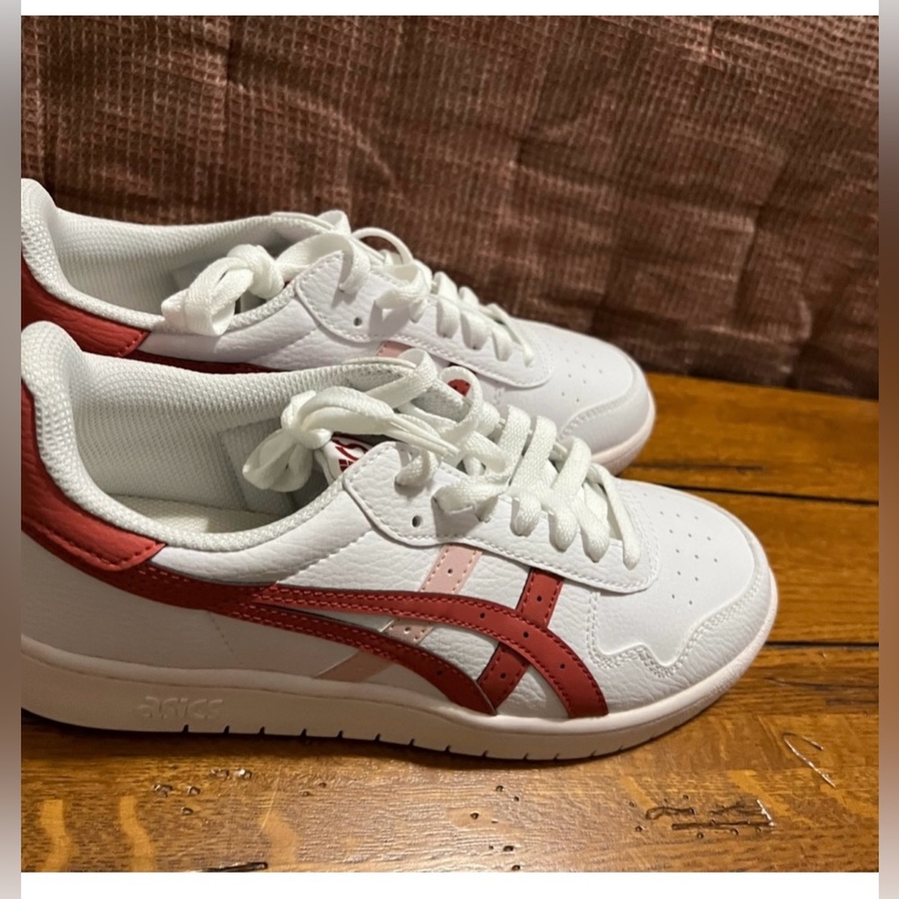 ASICS Women's Sneakers. US Size 9
Brand new w/o box. Never worn!